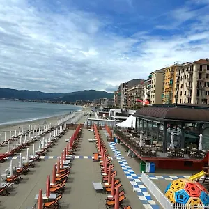 https://vista-mare-savona.hotelitalianriviera.com